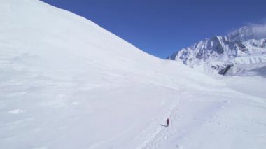 Tilicho Gölü 'ne doğru tek başına yürüyen erkek trekker' ın üzerindeki hava uçuşunu kapat. Nepal popüler yürüyüşleri. Manang bölgesi Annapurna yürüyüş pisti