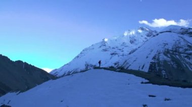 Dağın tepesindeki hava manzaralı yürüyüşçü ellerini yayarak varış noktasına ulaştı. Himalayalardaki açık hava maceracısı ve sporcusu. Annapurna pisti Tilicho yolu..