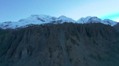 Himalaya dağları, karlı tepeleri ve dağın arkasında güneşi olan hava manzaralı bir yer. Muhteşem nefes kesici Nepal Himalayalar 'ın arka planı