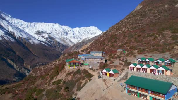 Hôtel Lodges Dans Paysage Haute Montagne Journée Ensoleillée Himalaya Vallée — Video
