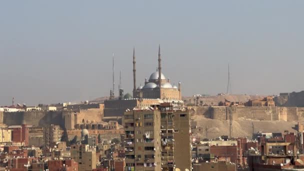 空中俯瞰着古老的开罗城市景观 山顶上有城堡和清真寺背景 埃及遗址和旅游景点地标 — 图库视频影像