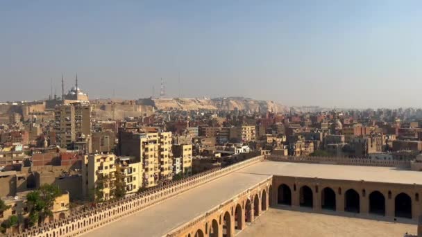 Воздушный Статический Вид Городской Пейзаж Зданиями Внутренний Двор Мечети Ибн — стоковое видео