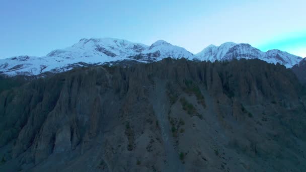 Luftaufnahme Schwenkblick Himalaya Berge Mit Schneebedeckten Gipfeln Und Sonne Hinter — Stockvideo