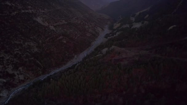 Wysoki Kąt Widzenia Rzeki Płynącej Przez Dolinę Przechyl Się Odsłoń — Wideo stockowe