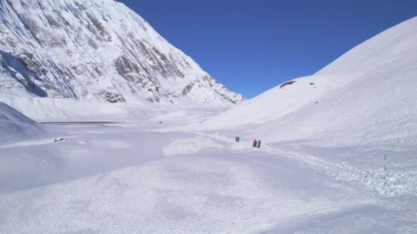 Panorama Aéreo Revelador Disparo Grupo Excursionistas Himalaya Camino Destino Lago — Vídeo de stock