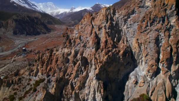 Luftaufnahmen Zeigen Ein Malerisches Tal Mit Bergdörfern Und Schneebedeckten Himalaya — Stockvideo
