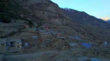 Geleneksel Nepal köyleri üzerinde uçan hava ve vadi üzerinde evler. Nepal 'in tarihi mirası. Himalaya Dağları kültürü ve pansiyonları. Annapurna gezisi