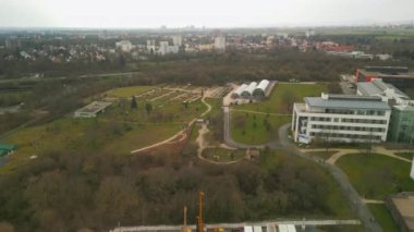 Üniversite bilim bahçesinin seralı havadan kayma ve pan görüntüleri. Goethe Üniversitesi kampüsü. Frankfurt am Main, Almanya.