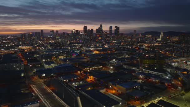 Gece Şehrinin Üzerinde Şehir Merkezindeki Binaların Arka Plandaki Gökdelenlerin Havadan — Stok video