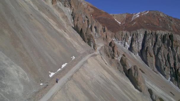 Yüksek Himalaya Dağlarındaki Tilicho Ana Kampına Kadar Tek Başına Yürüyüş — Stok video