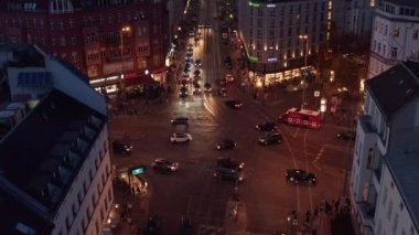 Gece Rosenthaler Platz 'ın yüksek açılı görüntüsü. Şehir merkezinde önemli ve yoğun bir kavşak var. Berlin, Almanya.