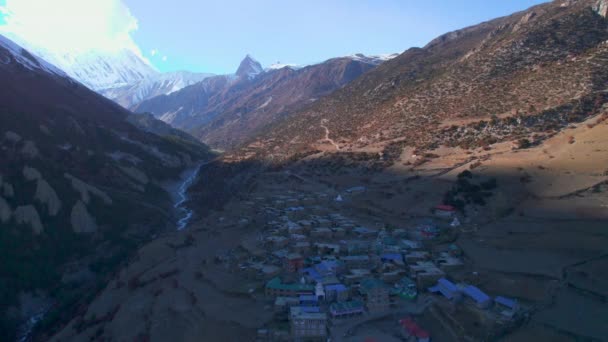マナン地区の空中前方旧カンシャール村の家 ティリコ基地キャンプトレイル 標高の高い谷の風景 アナプルナ サーキット トレッキング ツアーと訪問ネパールの概念 — ストック動画
