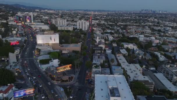 夕暮れ時の大都市の空中パノラマ映像 遠くの街やダウンタウンの高層ビル群の交通 米国カリフォルニア州ロサンゼルス — ストック動画