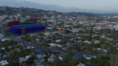 Pasifik Tasarım Merkezi 'ni çevreleyen şehir merkezinin üzerinde uçuyorlar. Alacakaranlıktaki şehrin havadan görünüşü. Los Angeles, Kaliforniya, ABD