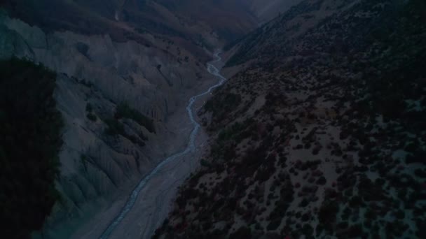 谷の底に巻かれている山の川の高い角度の景色 ヒマラヤ山脈の風景を明らかにした マナンバレー アンナプルサーキットトレック ネパール — ストック動画