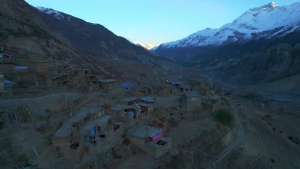 丘の上にタンキマナン村の石造りの家を撮影した航空機 マナング地区 ネパール北部 ヒマラヤ山脈 甥の文化 コミュニティコンセプト — ストック動画