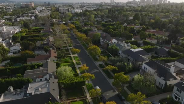 黄金时间城市住宅区漂亮整洁的街道和房屋的高角景观 城市景观的倾斜揭示 美国加利福尼亚州洛杉矶 — 图库视频影像