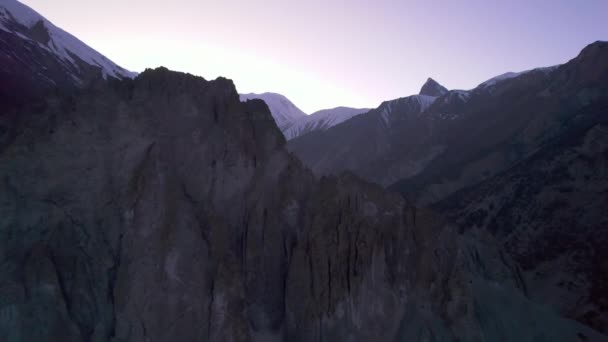Тісний Політ Навколо Міцних Скель Сутінках Виявляється Красива Долина Сніжний — стокове відео