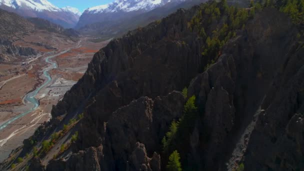 Luftaufnahme Aufschlussreiche Malerische Tal Mit Fluss Und Berge Schneebedeckten Gipfeln — Stockvideo