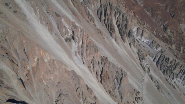 高いヒマラヤ山脈のティリコのベースキャンプへのトレイル上のハイカーのグループの空中確立ショット ヒマラヤの山のコンセプトでハイキングの冒険 安全と観光 — ストック動画