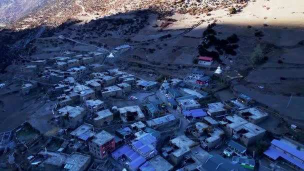 空中確立ショットKhangshar村の家日没 マナン地区 ティリコ基地キャンプトレイル ヒマラヤ山脈 ヒマラヤの観光とトレッキングの概念 — ストック動画