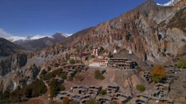 Bhrala Köyü yerleşim bölgesinin hava görüntüsü. Annapurna gezisi. Himalayalar 'ın sıradağları. Kuzey Nepal Manang bölgesi. Nepal kültürü, yaşam tarzı konsepti