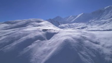 Uçan kuşlar, Tilicho Gölü 'nün son durağı olan Himalayalar' ın dağlarında yürüyüş yapan ve keşif yapan yürüyüşçülerin bakış açısına sahipler. Nepal turizm konsepti.