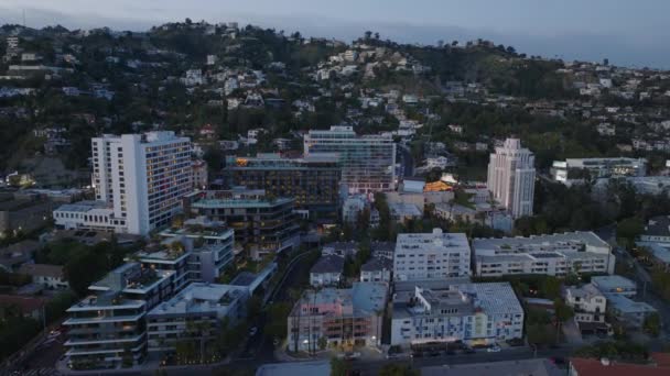 Günbatımında Şehirdeki Modern Çok Katlı Binaların Hava Görüntüleri Şehir Merkezinin — Stok video