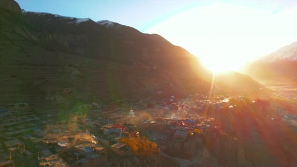 在灿烂的升起的阳光下 曼扬镇的空中景观 广袤的山谷中的山水 尼泊尔Annapurna环路 Manang Valley — 图库视频影像