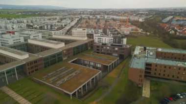 Kentsel çevredeki binaların hava panoramik görüntüleri. Goethe Üniversitesi Kompleksi. Frankfurt am Main, Almanya.