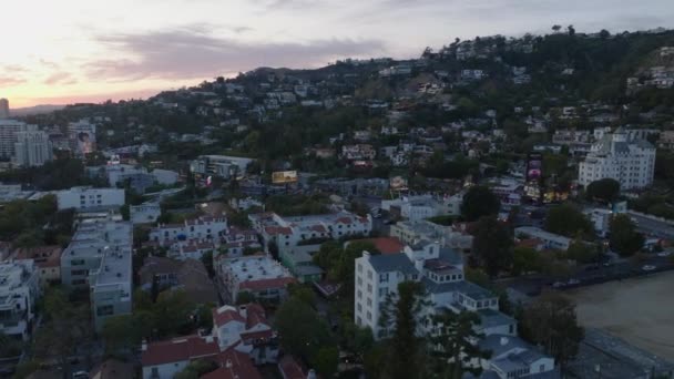 Şehir Merkezindeki Binaların Havadan Görünüşü Renkli Günbatımı Gökyüzünü Gözler Önüne — Stok video