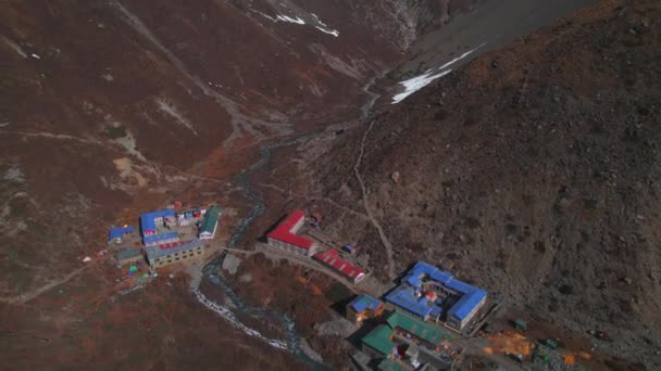 Atasan Udara Melihat Bangunan Rumah Beratap Biru Merah Pegunungan Himalaya — Stok Video