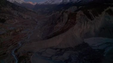 Hava kuşları nehir deresi ve geleneksel manang köyleri olan vadiyi görüyorlar. Mamang bölgesi. Tilicho ana kamp yolu. Himalayalar dağları ve yürüyüş konsepti