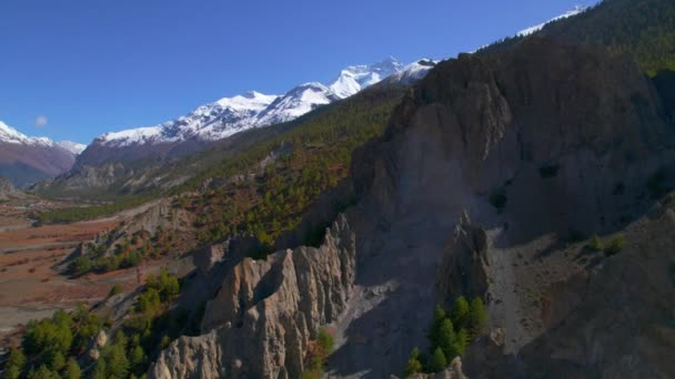 Impresionante Paisaje Natural Rocas Escarpadas Bosque Largo Amplio Valle Tapas — Vídeo de stock