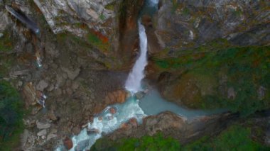 Himalayalar 'da tepeden aşağıya manzaralı şelaleler ve yolda araçlar. Himalayalar Annapurna dağ sıraları, gezici şelaleler. Manang konseptine giden yol