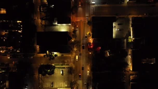 夜间鸟瞰市区 追踪在街上驾驶和通过交叉口的车辆 美国加利福尼亚州洛杉矶 — 图库视频影像