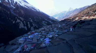 Gökyüzü manzaralı geleneksel Khangshar köyü evleri. Manang bölgesi. Tilicho ana kamp yolu. Himalayalar dağları. Himalayalar 'da turizm ve seyahat kavramı