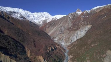 Güneşli yaz günlerinde Himalaya dağlarının vadiyle olan hava manzarası. Görkemli nefes kesici manzara Nepal nehri vadisi ve dağ zirveleri.