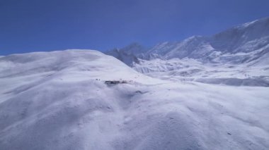 Ünlü Tilicho Gölü Yürüyüş Varış Noktası 'nda hava manzaralı bir grup yürüyüşçü. Nepal popüler yürüyüşleri. Manang. Himalayalar Dağları Yürüyüş Konsepti.