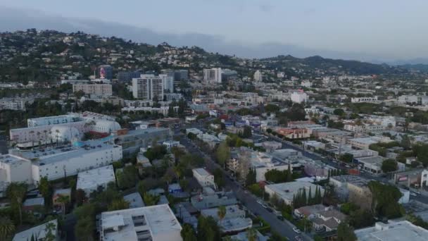 Letecký Pohled Městskou Čtvrť Soumraku Hills Stoupá Nad Město Los — Stock video