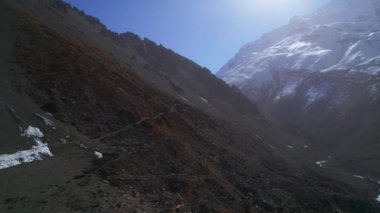 Güneşli bir günde Tilicho 'nun kamp yolu üzerinde uçan bir hava aracı. Himalayalar sıradağları. Manang bölgesi. Nepal Annapurna gezisi