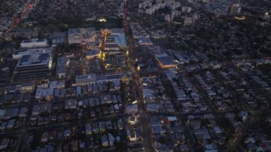 Şehir merkezindeki binaların yüksek açılı manzarası. Yukarı kaldır ve şehir manzarasını göster. Los Angeles, Kaliforniya, ABD