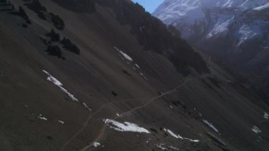Hava kuşları, yüksek himalaya dağlarındaki Tilicho ana kampına giden dört yürüyüşçü grubunu görüyor. Yürüyüş macerası, rehberli turist güvenli bir şekilde Nepal Himalayaları 'nda yürüyüş yapıyor.