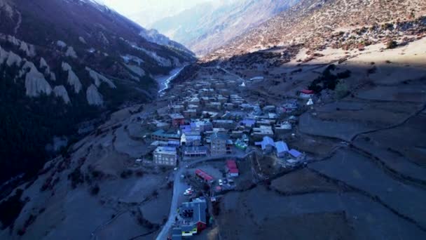 空中俯瞰美丽的Khangshar村房屋 马南区 提利哥营地小径喜马拉雅山 喜马拉雅山的旅游和旅行概念 — 图库视频影像