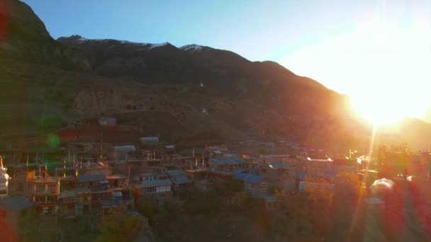 高い山の町のロマンチックな空想的な眺め 太陽が昇ることに反対する伝統的な建物が後ろに現れる マナンバレー アンナプルサーキットトレック ネパール — ストック動画