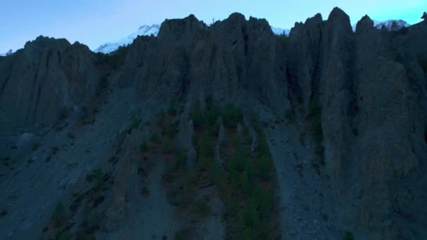 ヒマラヤ山脈を一望する空中上昇ビュー 山の背後にある雪の山と太陽のパノラマ マジェスティックな息をのむネパールヒマラヤ山脈パノラマ — ストック動画