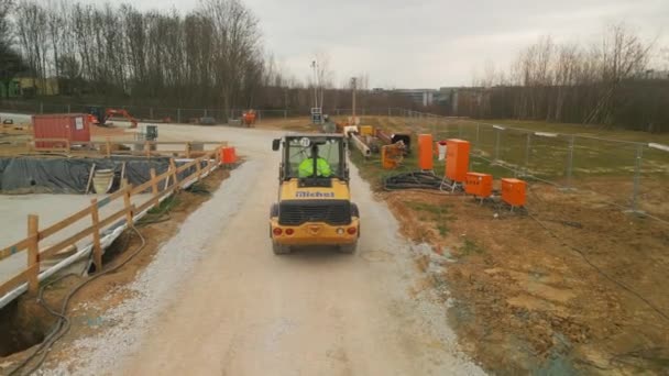Tracking Machinery Driving Dust Road Construction Site City Frankfurt Main — Stock Video