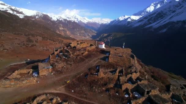Aereo Close Volare Sopra Cordone Buddista Alto Nelle Montagne Himalayane — Video Stock