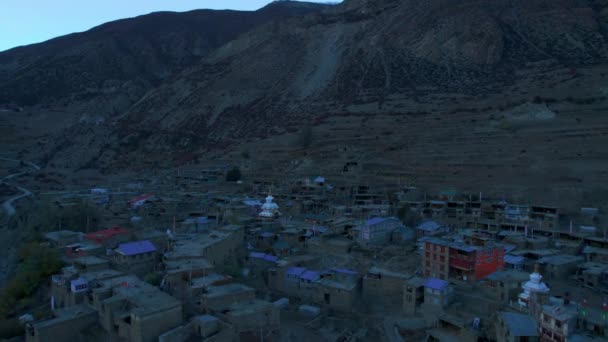 ヒマラヤ山脈の谷にあるマンガ村の屋上を飛ぶ空中飛行機 ネパールのゲストハウスには建築とコミュニティのコンセプトがあります ネパールのトレッキング先 — ストック動画