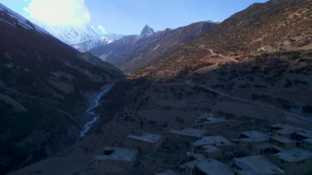 Manang地区の古いKhangshar村の家の上空を飛行します ティリコ基地キャンプトレイル 標高の高い谷の風景 アナプルナ サーキット トレッキング ツアーと訪問ネパールの概念 — ストック動画